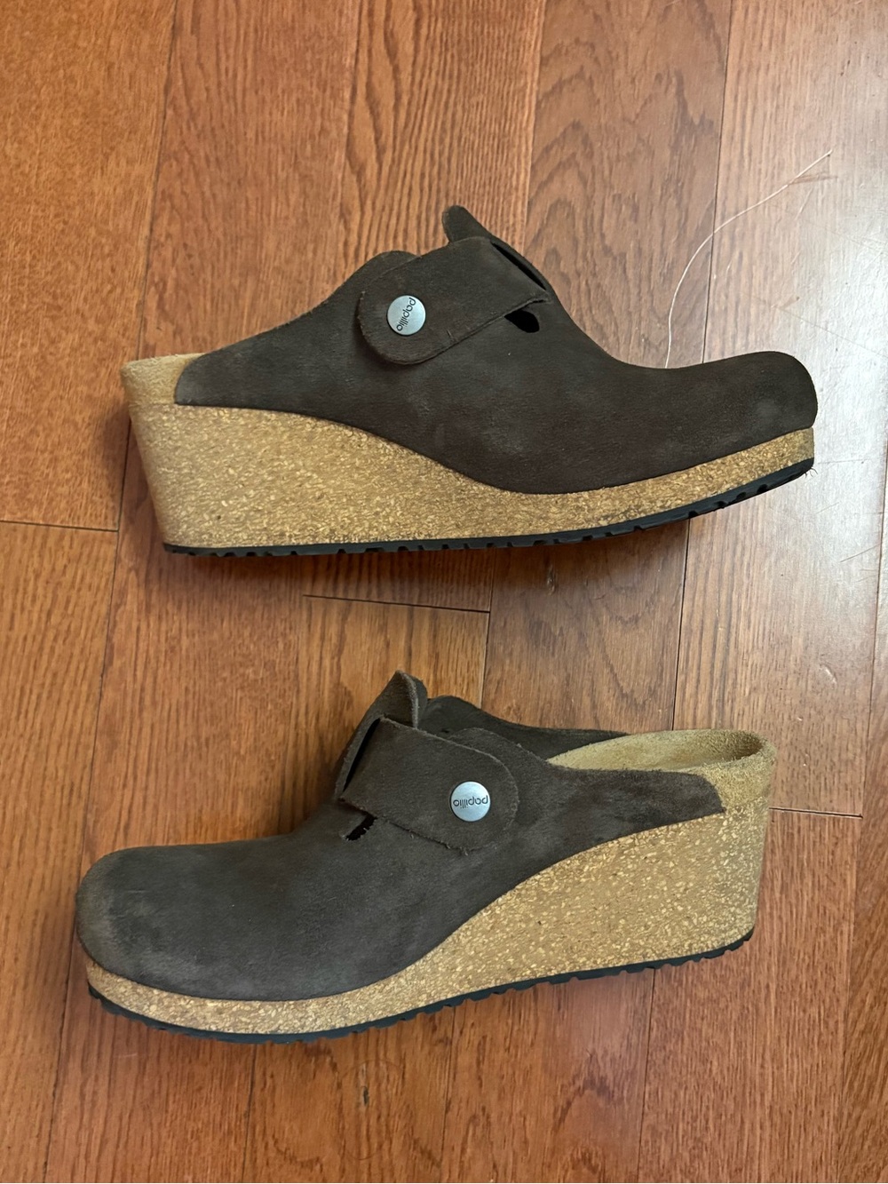 Birkenstock Papillio Fanny wedge clogs in dark brown roast suede finish. Size 7